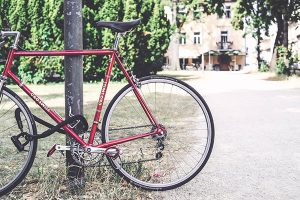 lukittu punainen polkupyörä